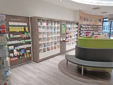Center-Apotheke Innenansicht mit runder Sitzbank