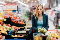 Frau im Supermarkt